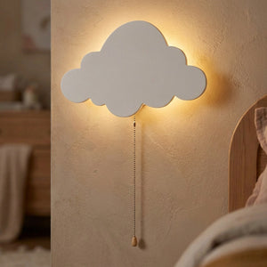 Applique murale en forme de nuage blanc avec halo lumineux chaud sur un mur de chambre d'enfant