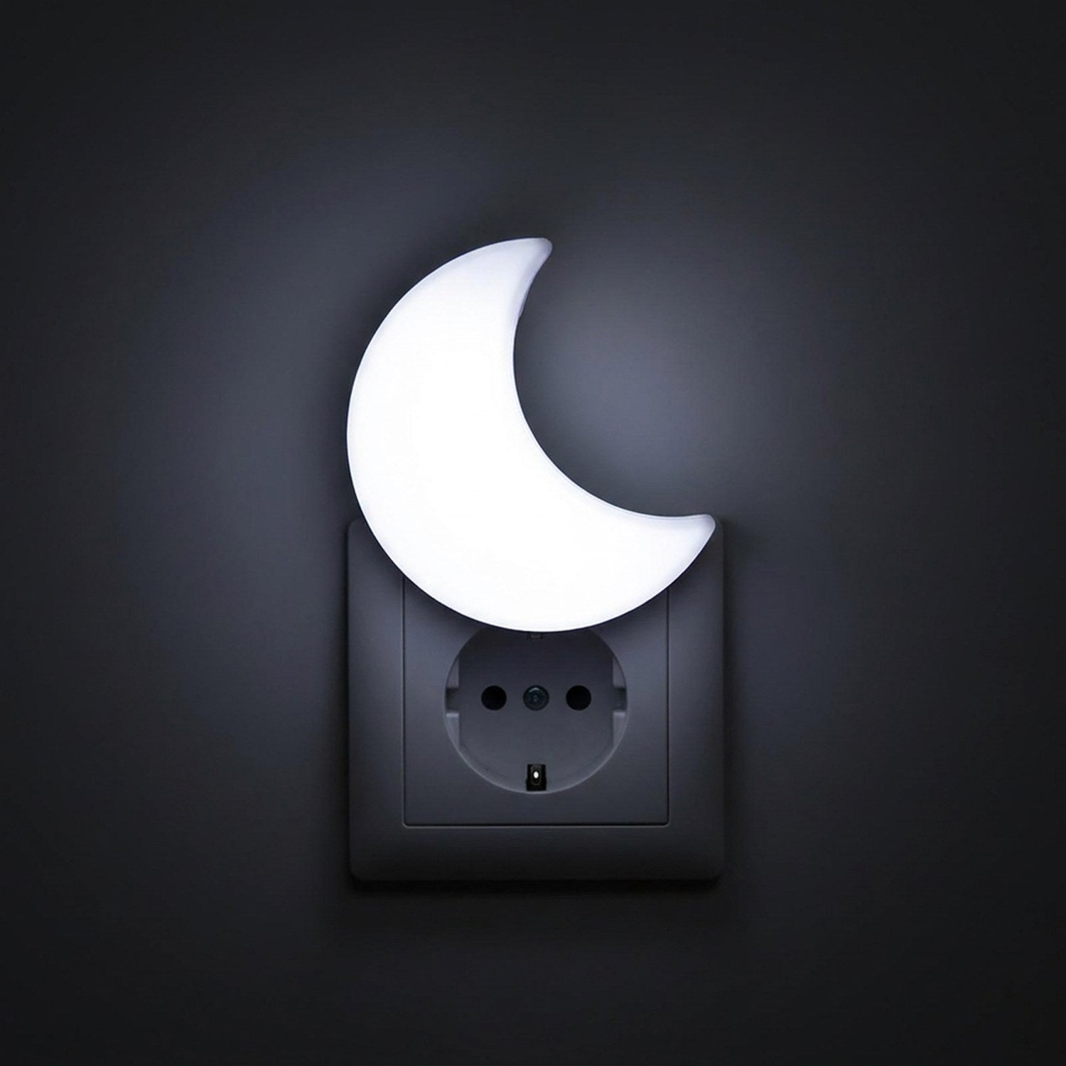 Veilleuse lune LED lumière blanche allumée sur prise murale européenne