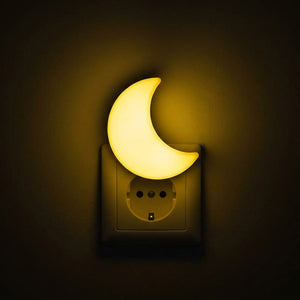 Veilleuse lune LED lumière chaude jaune allumée sur prise murale européenne
