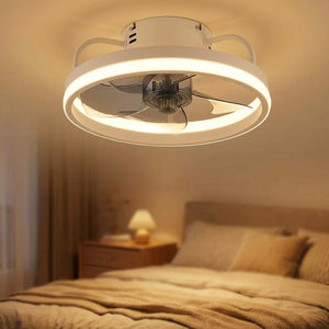 Ventilateur de plafond LED blanc rond installé au plafond d'une chambre lumineuse et moderne