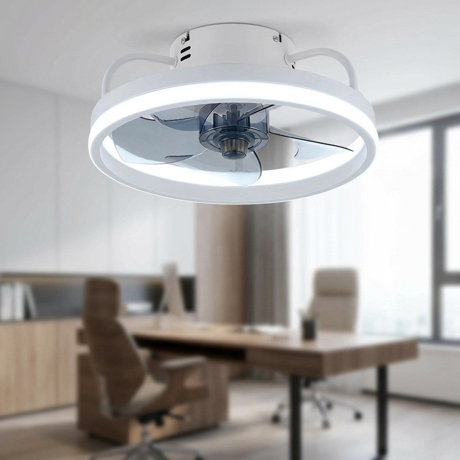 Ventilateur de plafond LED blanc à lumière blanche froide dans un bureau moderne