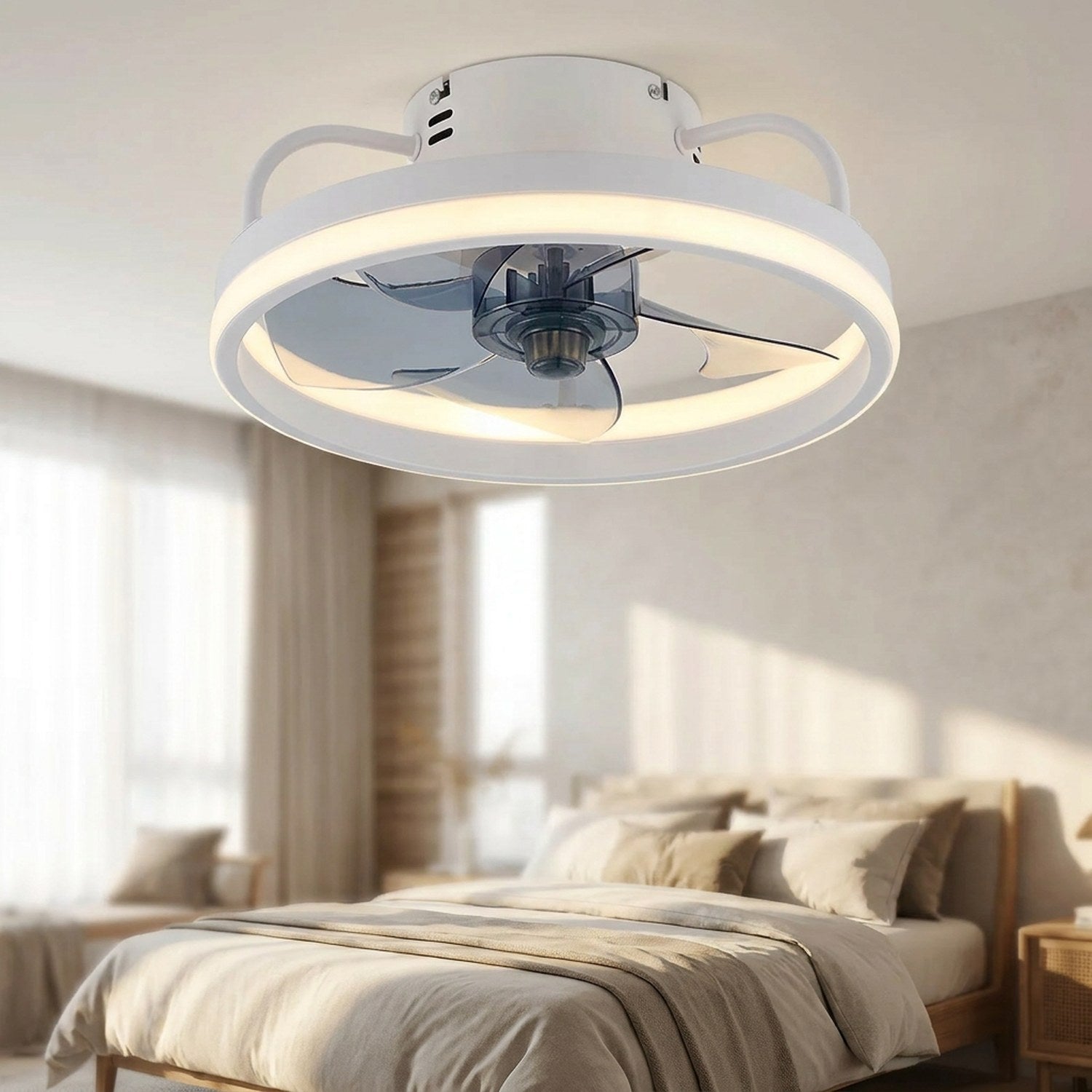 Ventilateur de plafond LED blanc rond éclairant une chambre chaleureuse