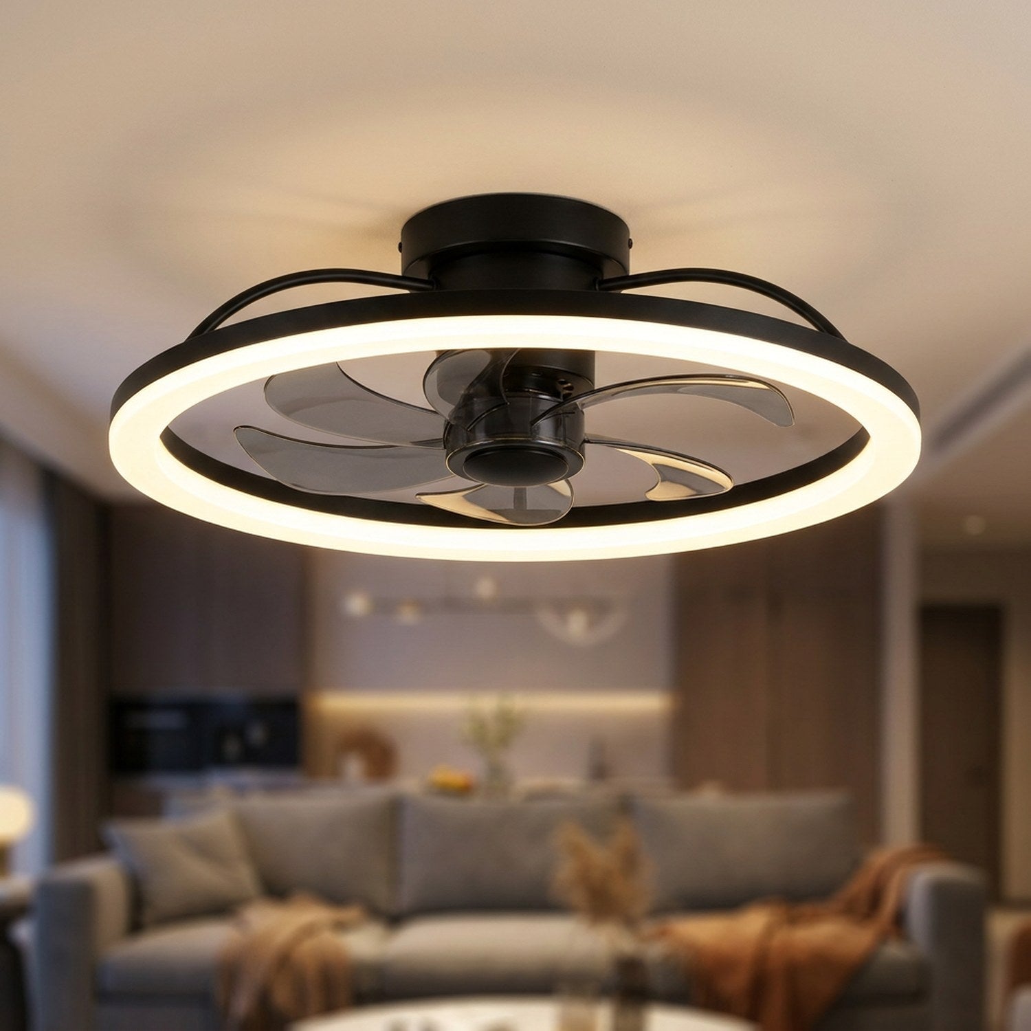 Ventilateur de plafond LED noir ovale au plafond d'un salon moderne