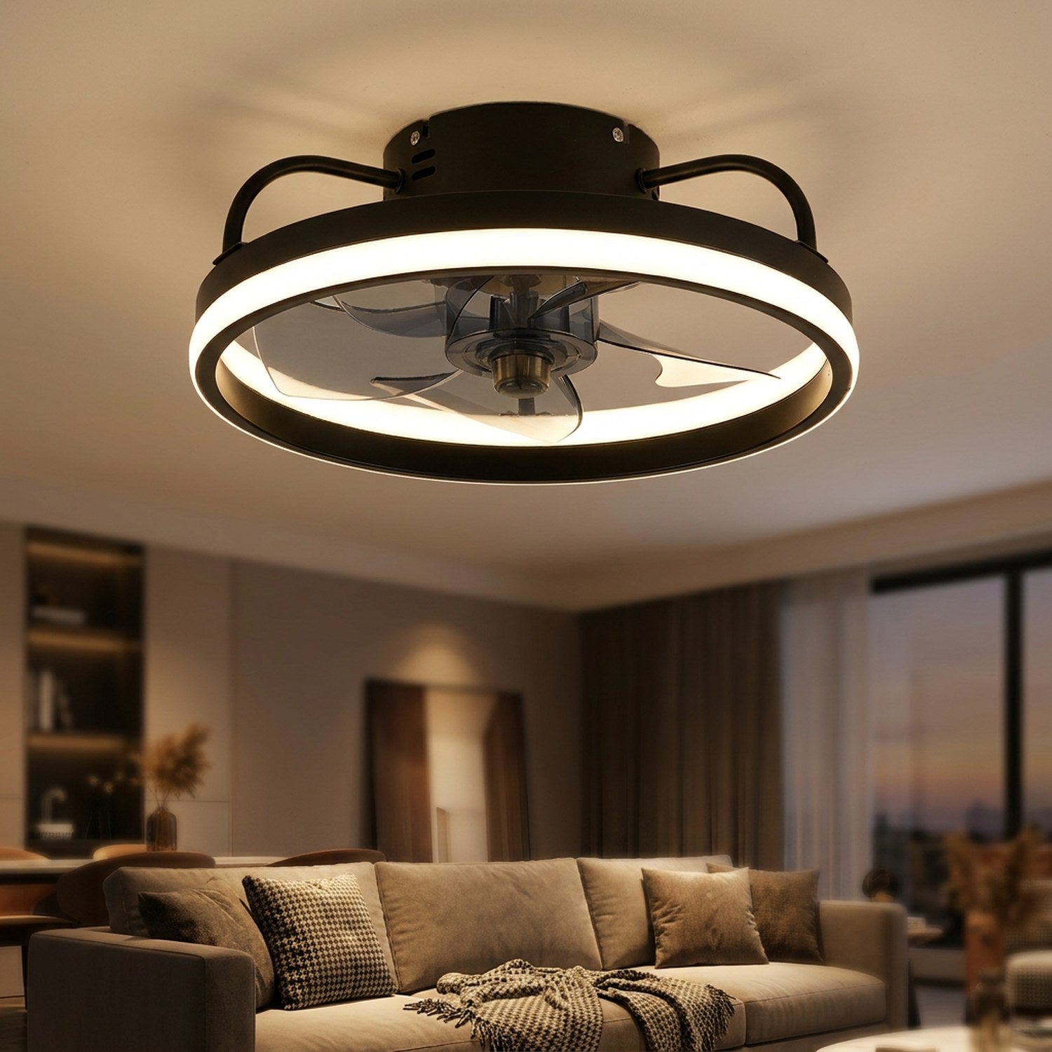 Ventilateur de plafond LED noir rond installé au plafond d'un salon cosy