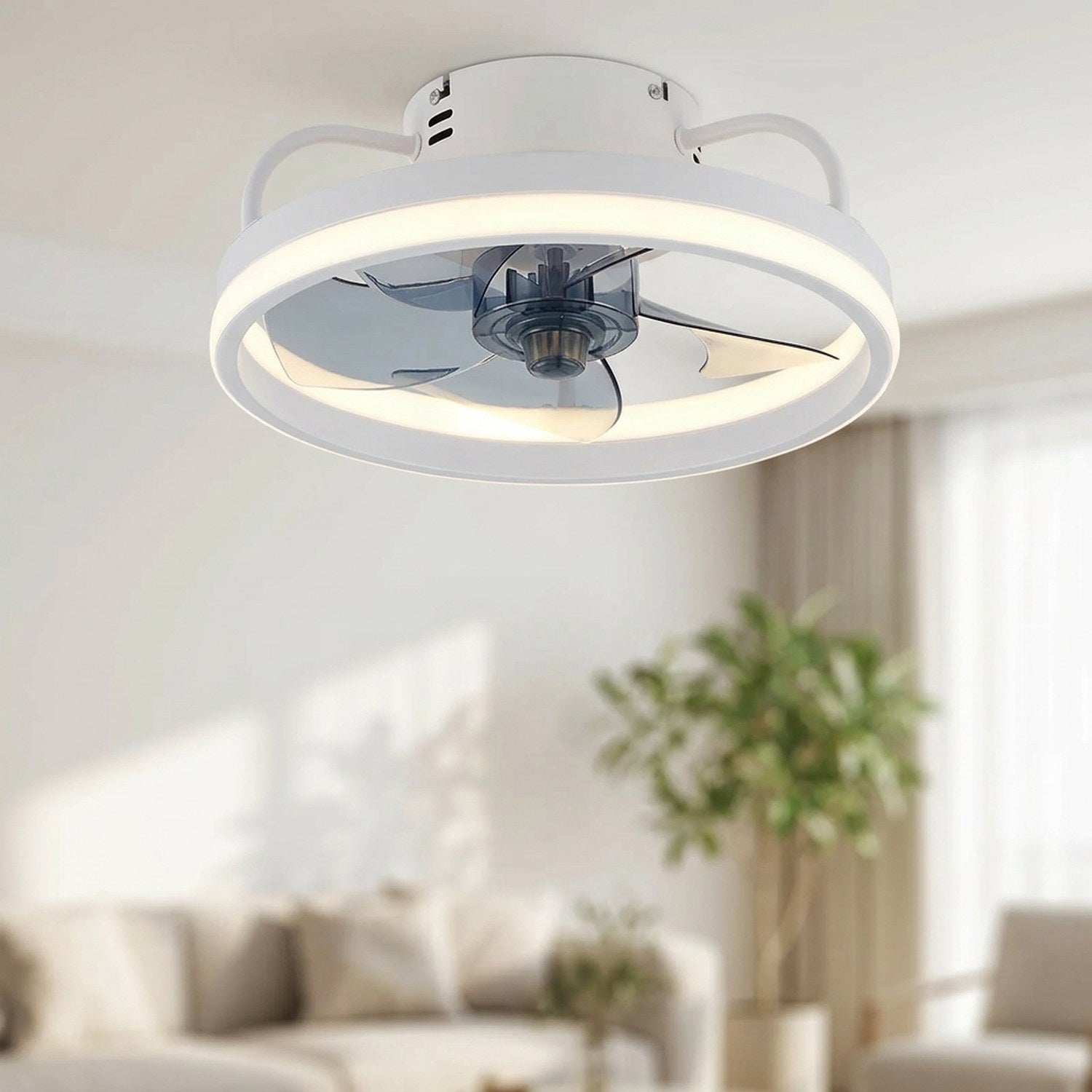 Ventilateur de plafond LED blanc allumé au plafond d'un salon moderne lumineux