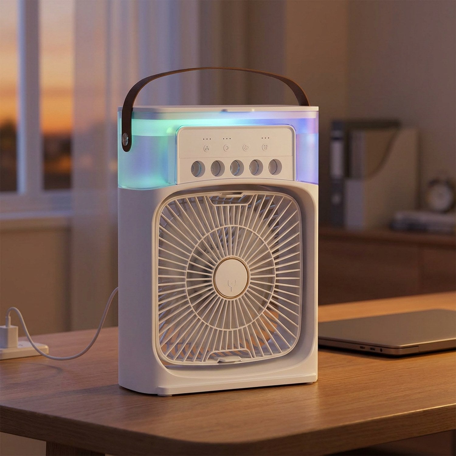 Ventilateur climatiseur blanc avec veilleuse LED allumée sur un bureau le soir
