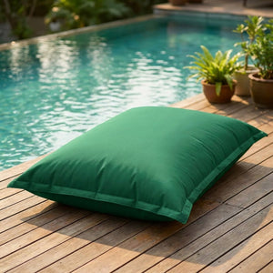 Pouf géant d'extérieur vert au bord d'une piscine