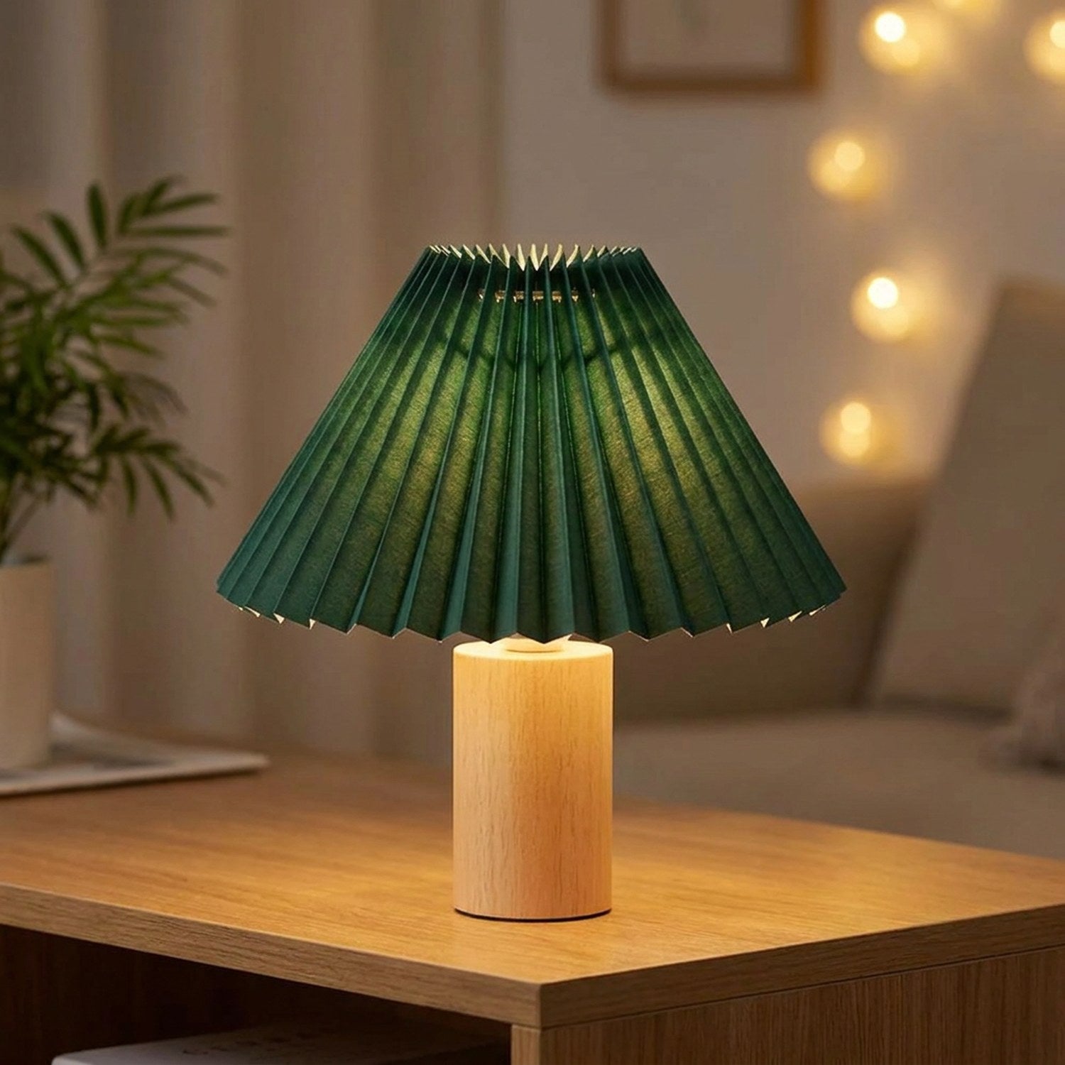 Abat-jour plissé vert profond en tissu sur pied en bois