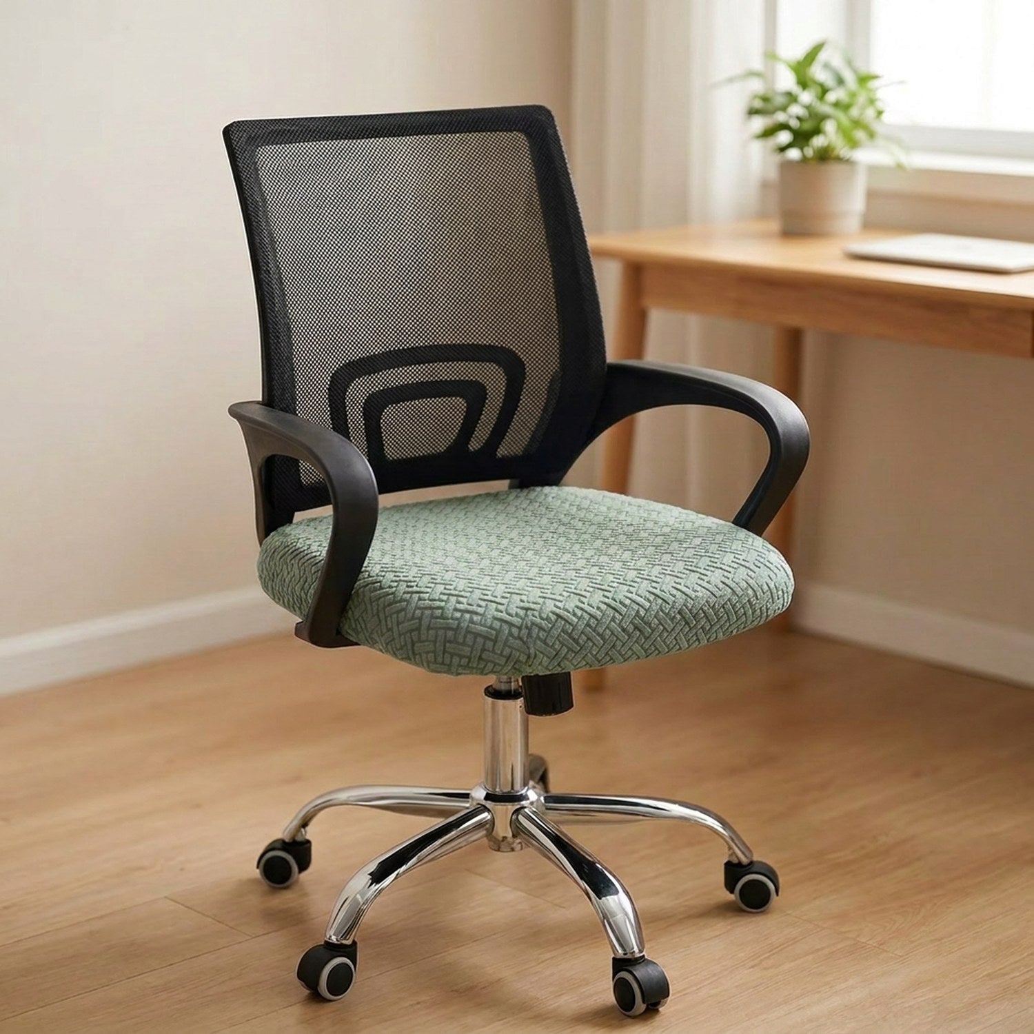 Housse de chaise de bureau verte sur l'assise d'une chaise à roulettes