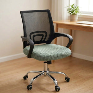 Housse de chaise de bureau verte sur l'assise d'une chaise à roulettes