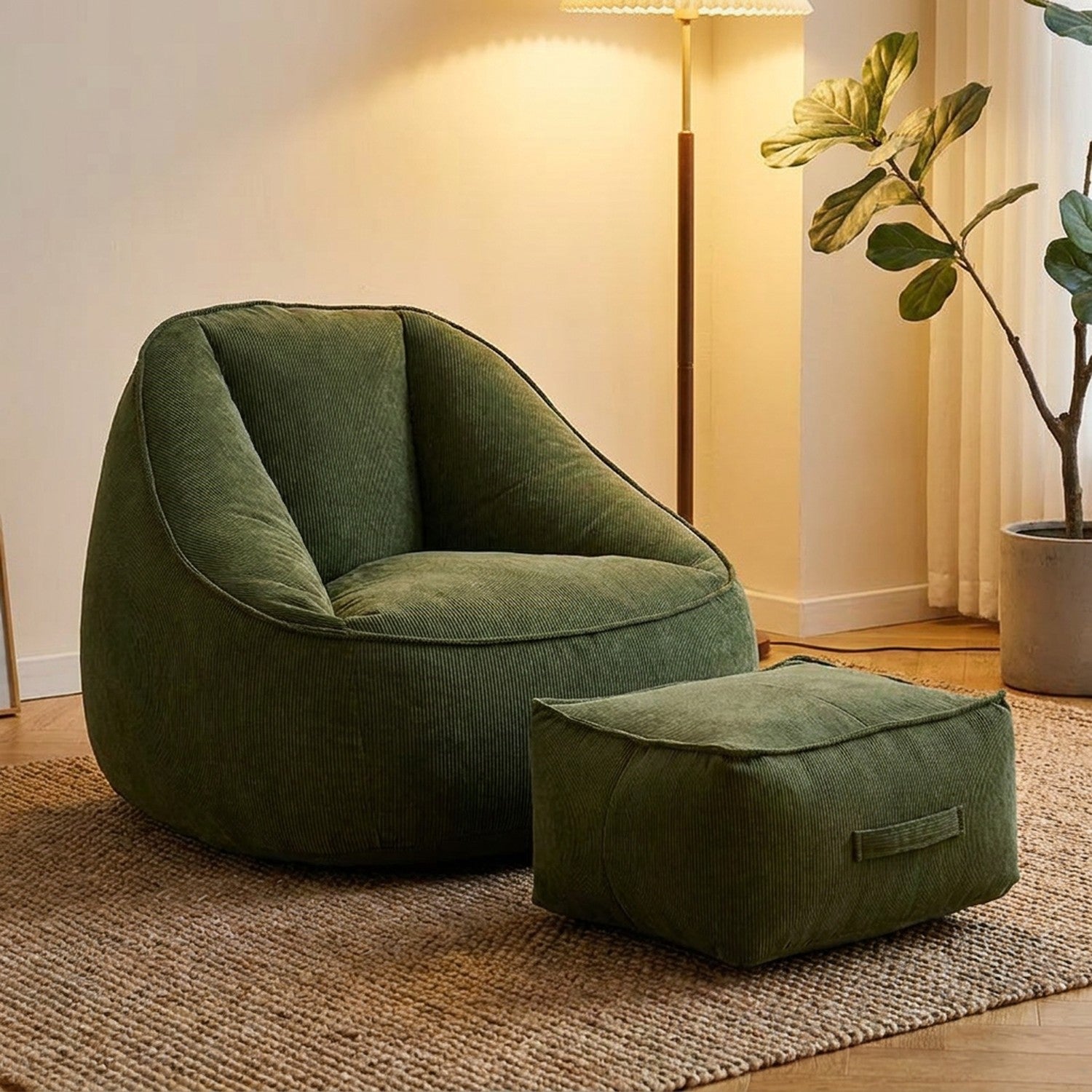 Fauteuil pouf en velours côtelé vert forêt avec repose-pieds dans un coin lecture cosy
