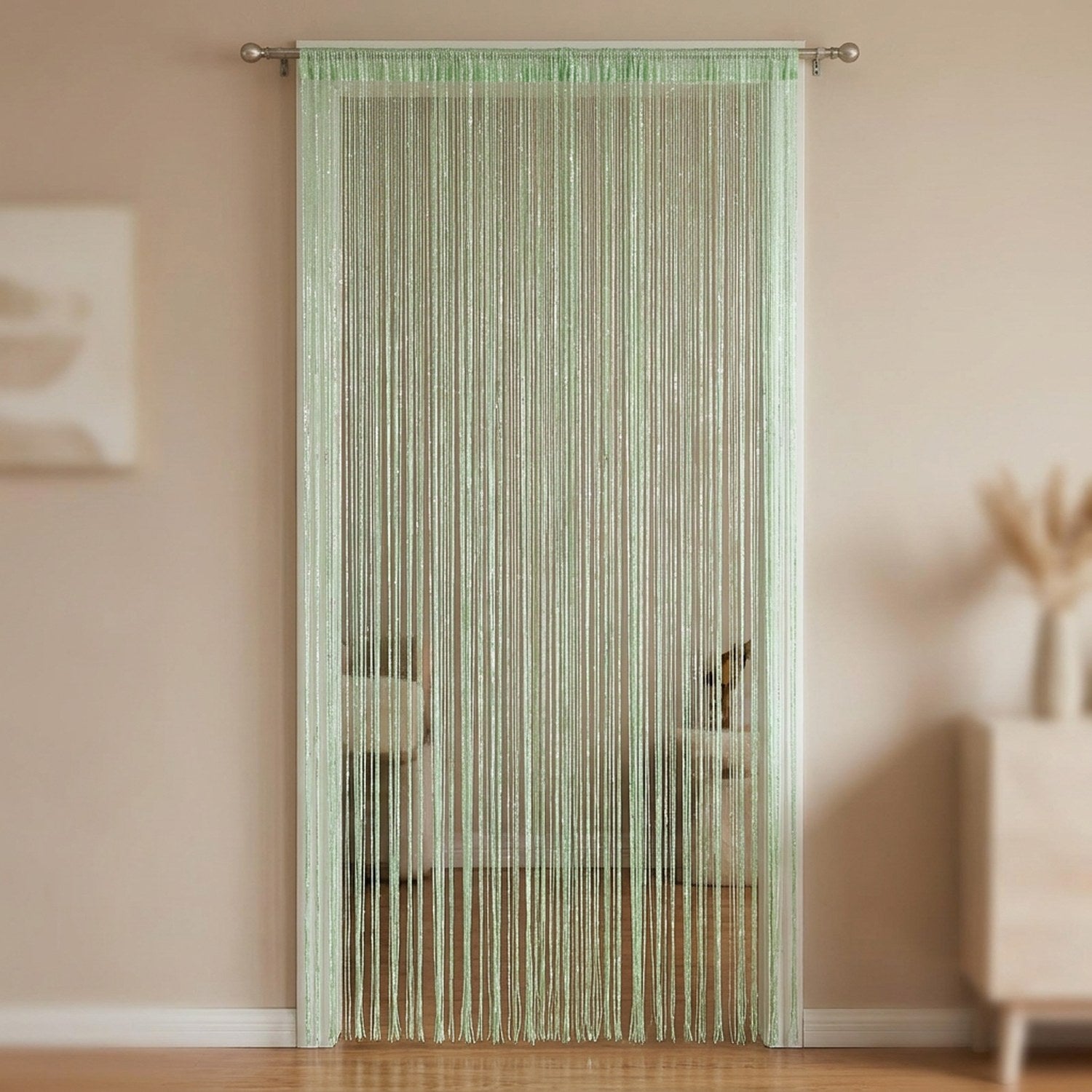 Rideau de porte à perles scintillantes coloris vert clair suspendu dans une entrée