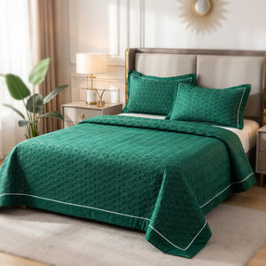 Couvre-lit matelassé vert émeraude avec deux taies assorties sur un lit