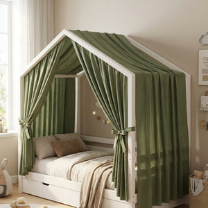 Ciel de lit cabane en mousseline vert sauge drapé sur un lit cabane blanc