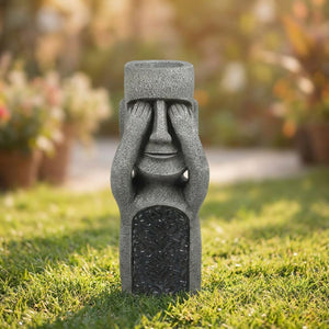 Statue Moai île de Pâques modèle yeux couverts dans un jardin