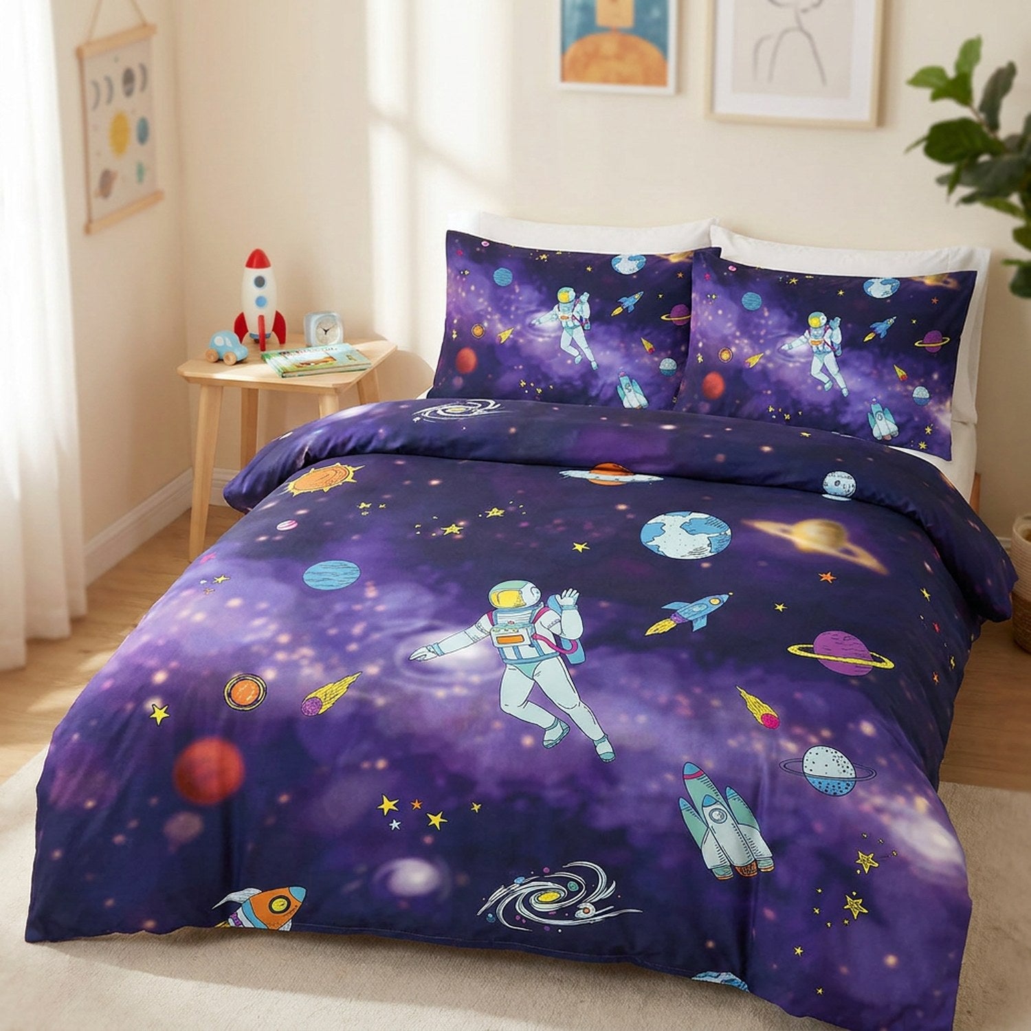 Parure de lit enfant violet galaxie au motif d'astronaute et de planètes sur un lit