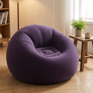 Fauteuil gonflable pouf géant violet dans un salon chaleureux