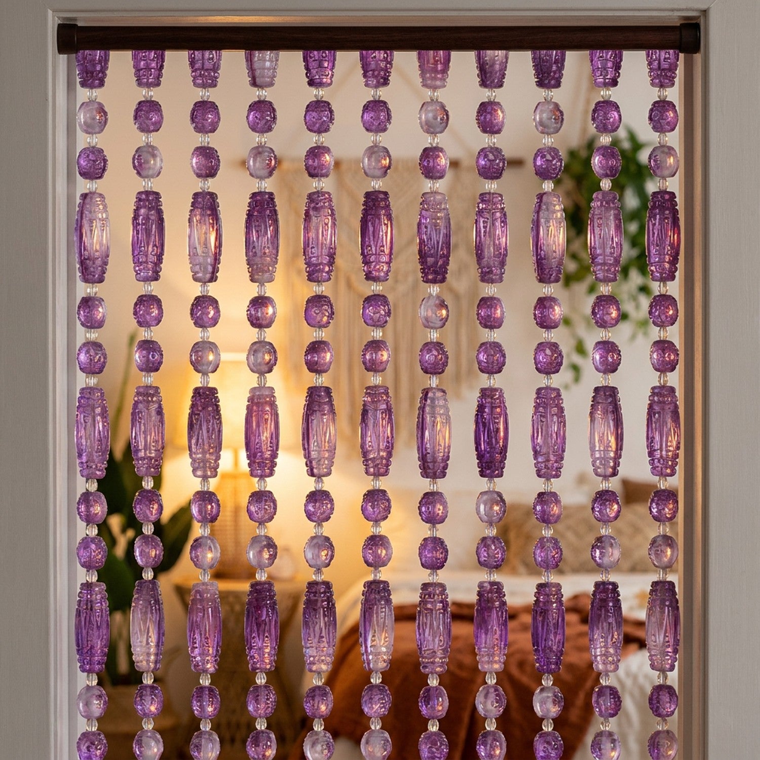 Rideau de porte en perles violettes suspendu dans une porte