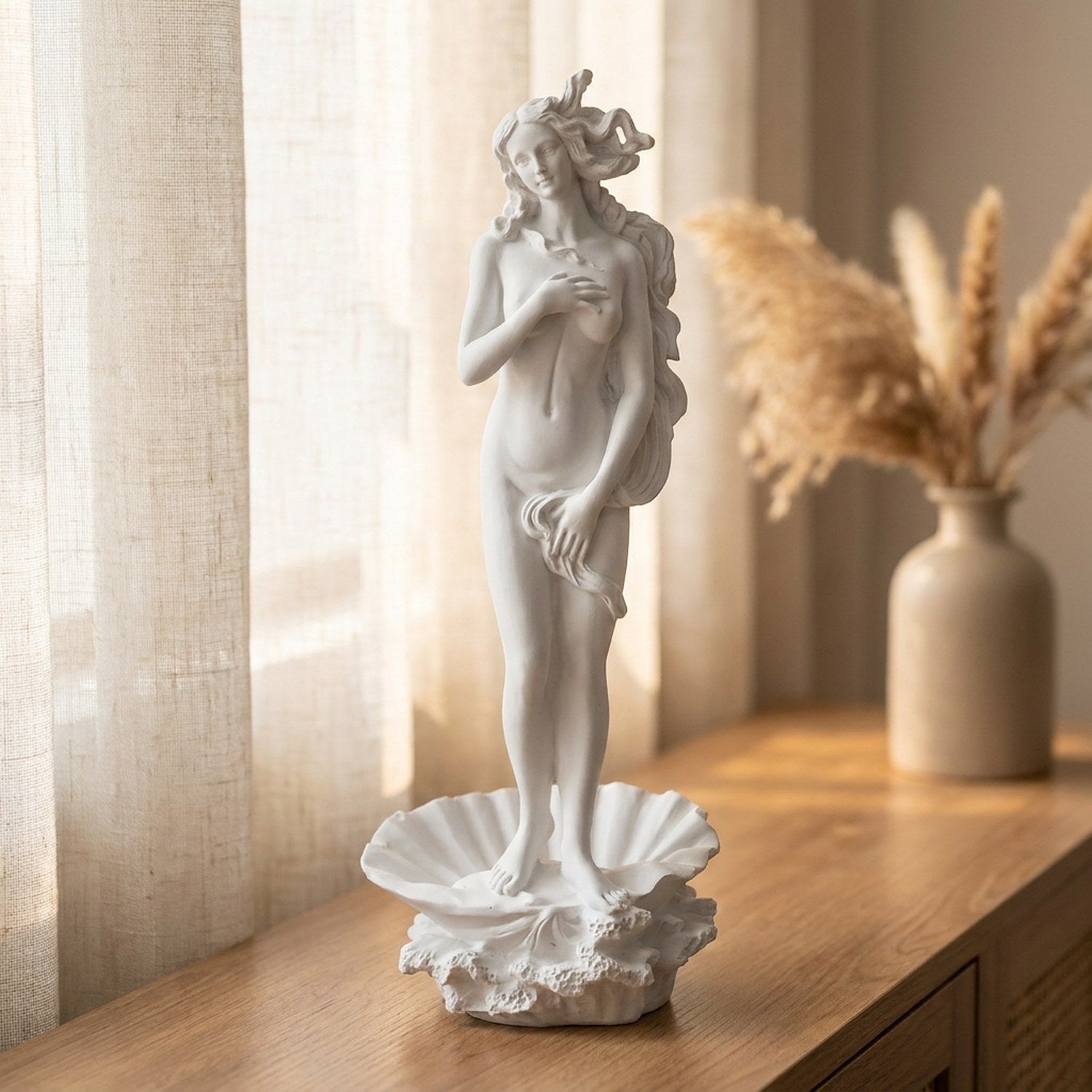 Statue de Vénus blanche sur une console près d'une fenêtre lumineuse