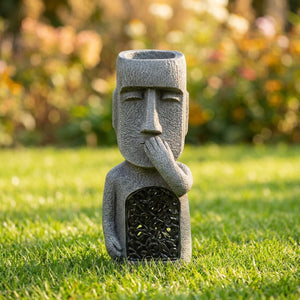 Statue Moai île de Pâques modèle bouche couverte dans un jardin