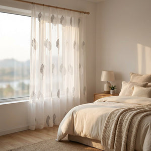 Voilage blanc brodé à la fenêtre d'une chambre à coucher lumineuse