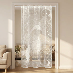 Voilage bohème en dentelle blanche à motif soleil lune et étoiles suspendu devant une porte dans un intérieur lumineux