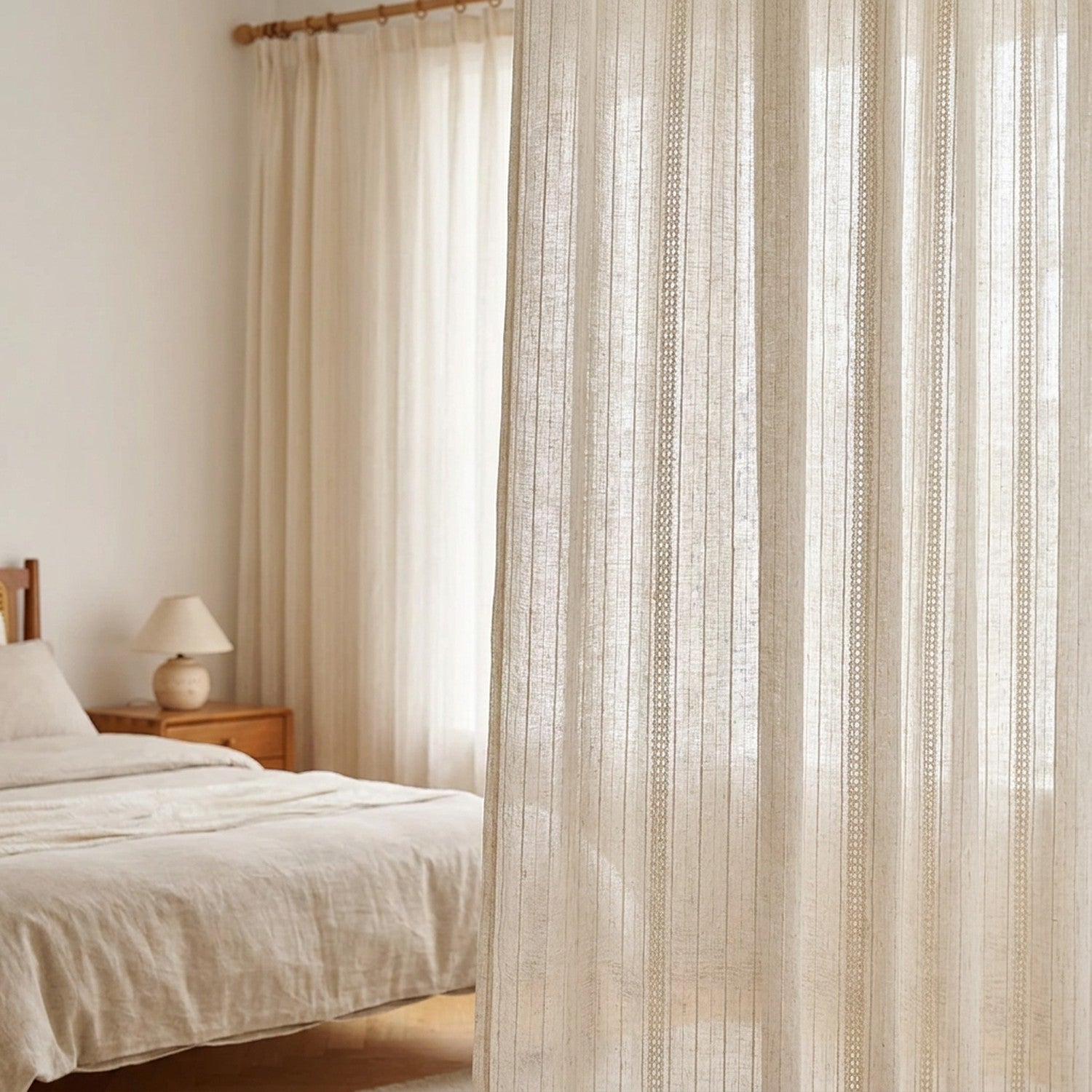 Voilage effet lin tamisant devant une fenêtre de chambre à la lumière douce