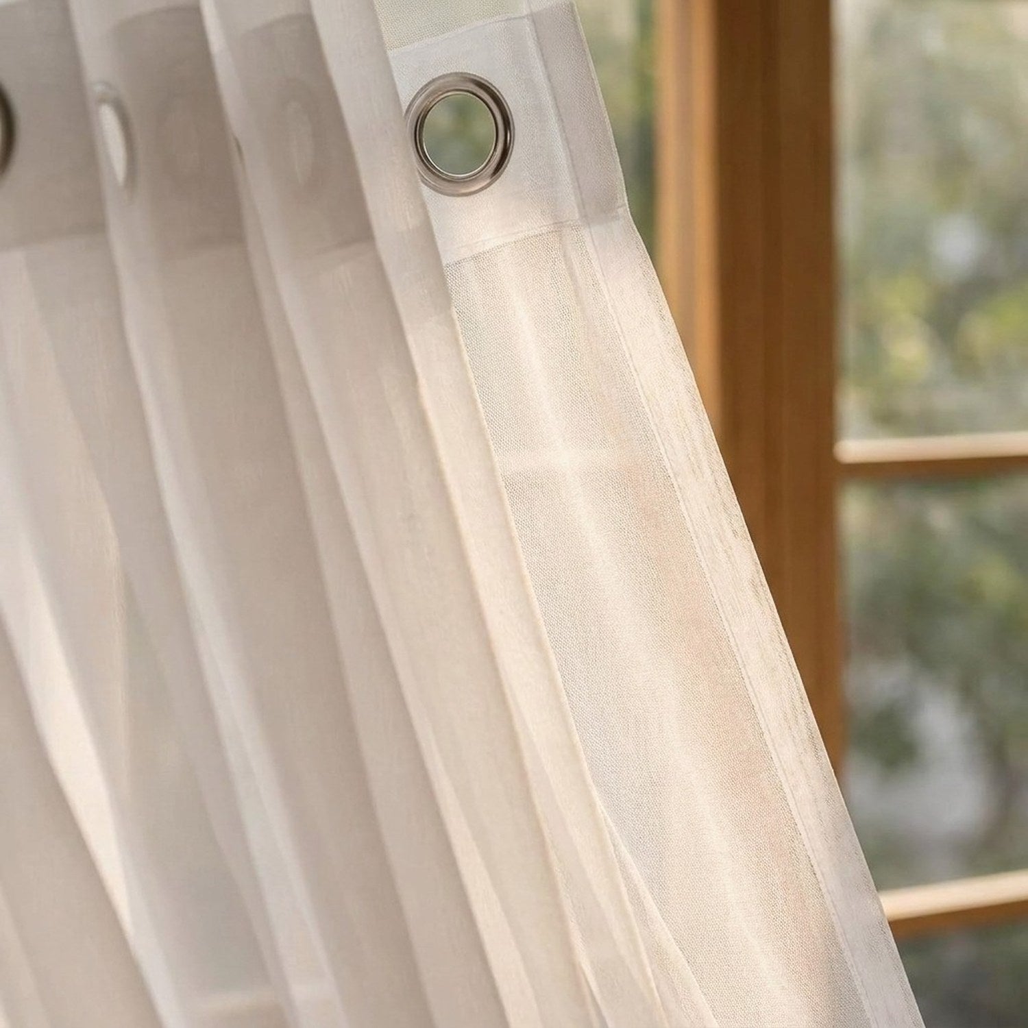 Gros plan sur l'œillet métallique et le tissu tulle du voilage blanc