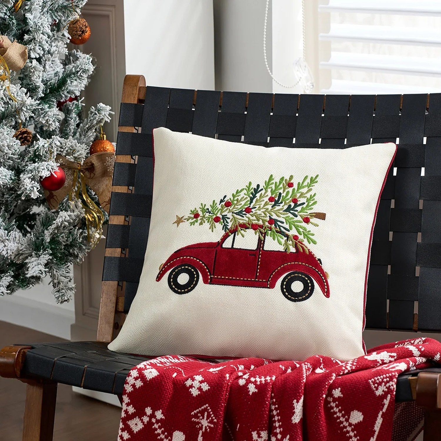 Housse de coussin crème brodée d'une voiture rétro avec sapin sur le toit
