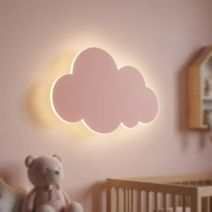 Applique murale nuage rose allumée sur un mur de chambre d'enfant
