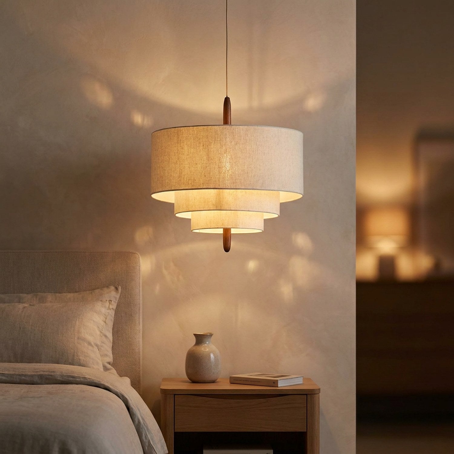 Suspension japonaise en lin écru diffusant une lumière douce dans une chambre