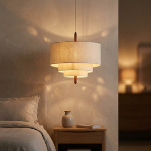 Suspension japonaise en lin écru diffusant une lumière douce dans une chambre
