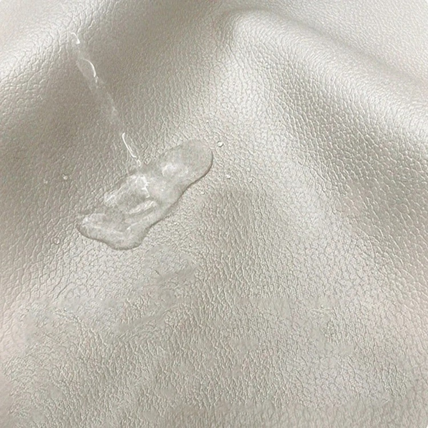 Détail du revêtement effet cuir imperméable de la housse de tête de lit