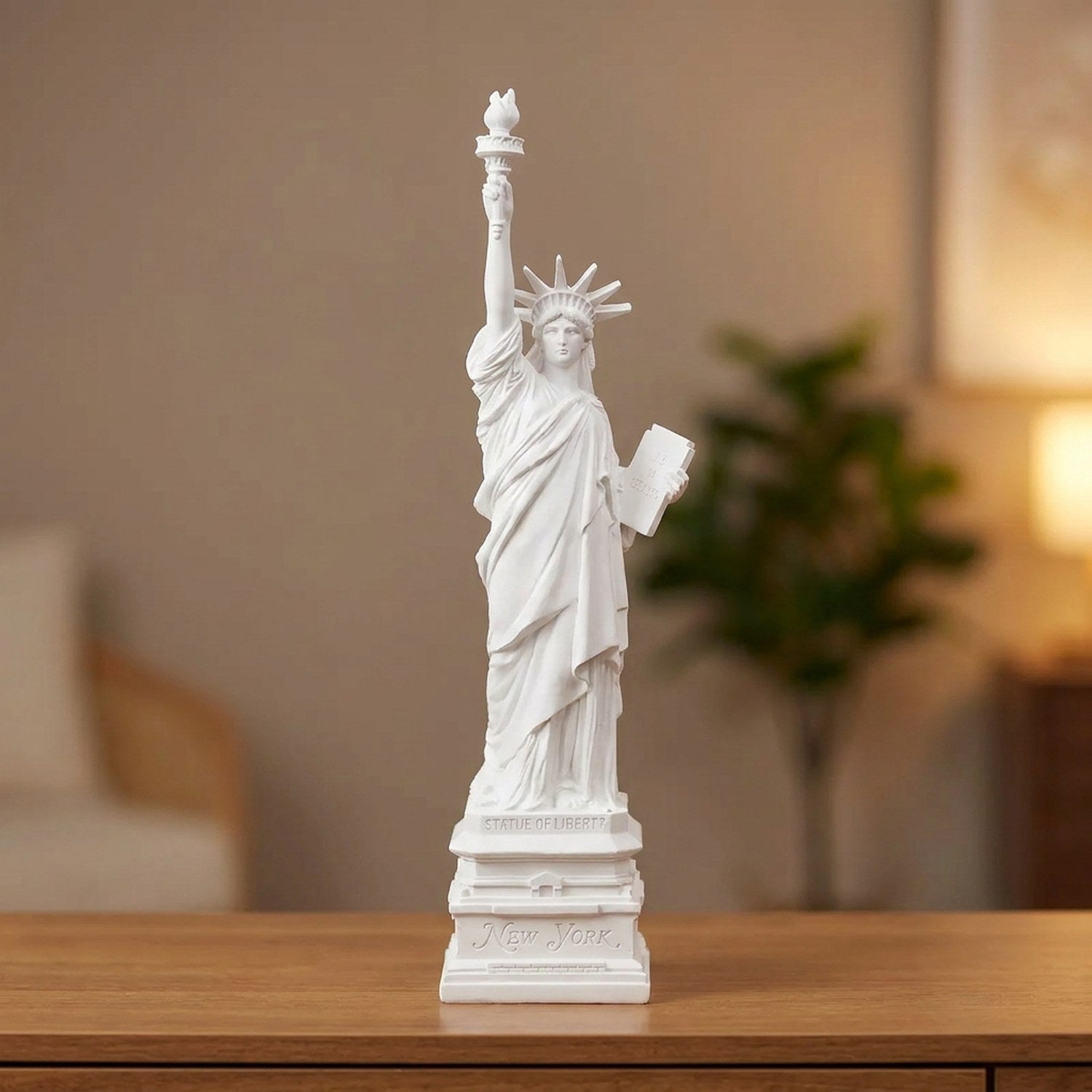 Statue de la Liberté blanche en résine posée sur une console en bois