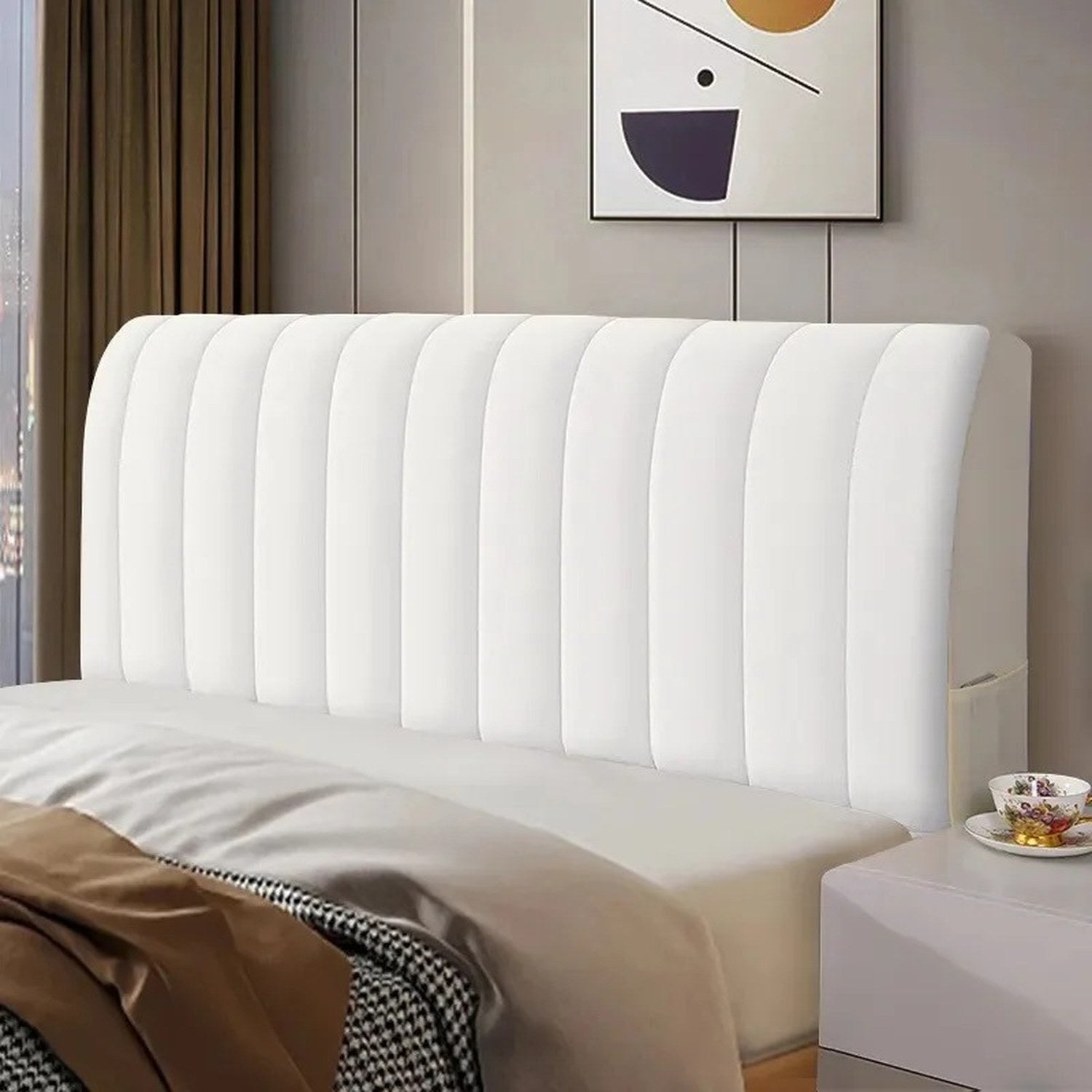 Housse de tête de lit blanche au tissu capitonné vue de face sur un lit