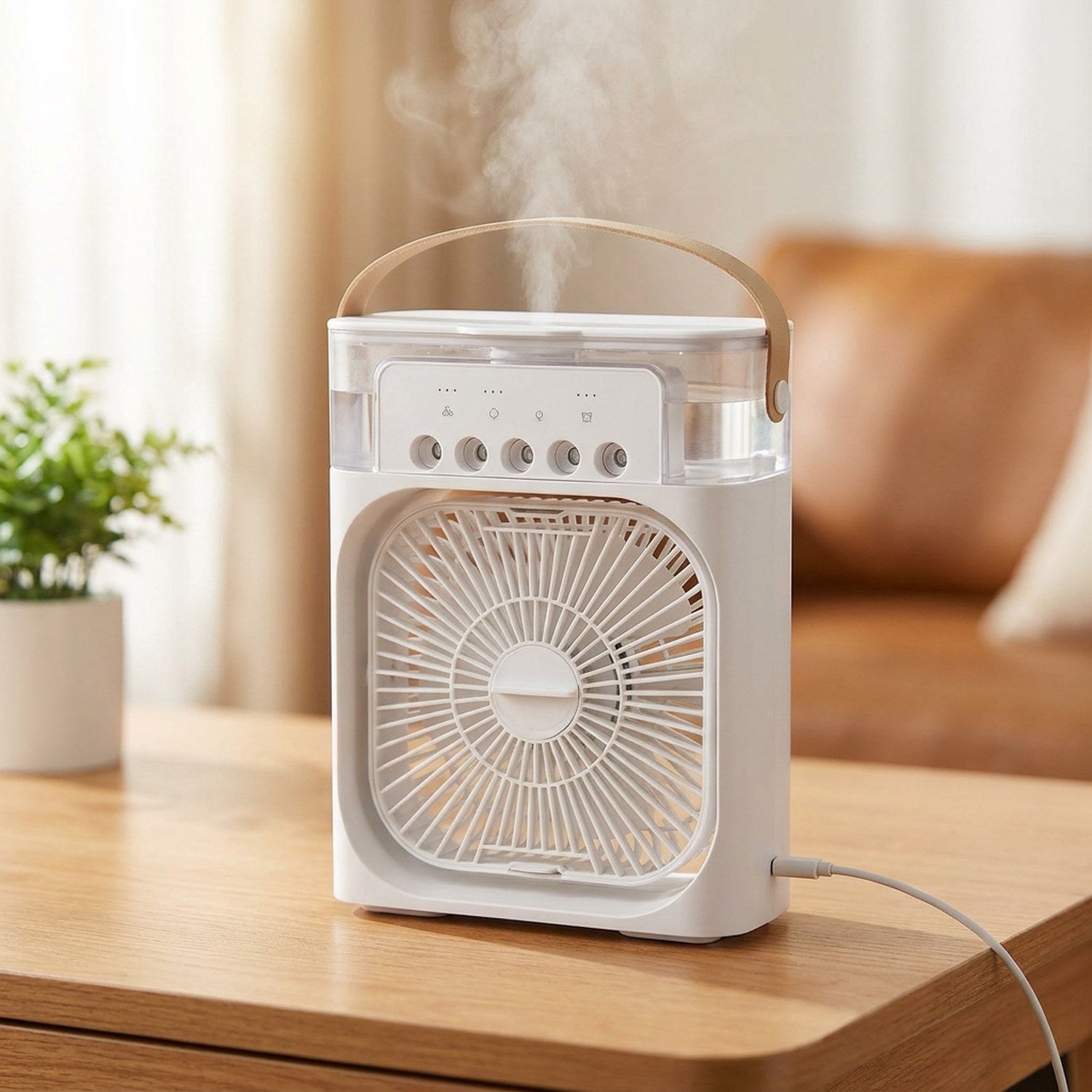 Ventilateur brumisateur blanc posé sur un bureau en bois avec brumisation active