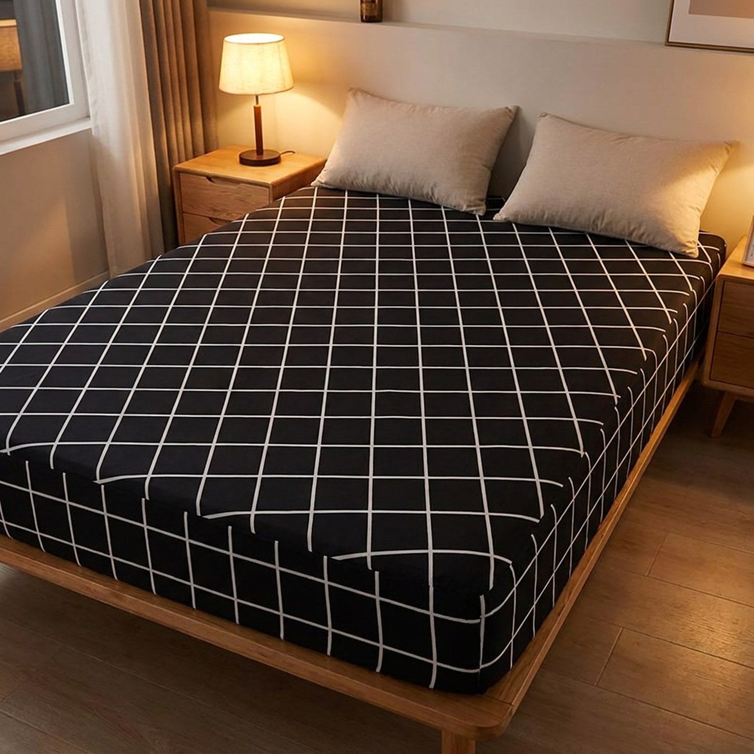 Housse de matelas imperméable à carreaux sur un lit dans une chambre chaleureuse le soir