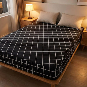 Housse de matelas imperméable à carreaux sur un lit dans une chambre chaleureuse le soir