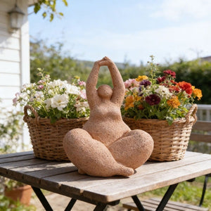 Figurine femme yoga résine style poterie vue 1