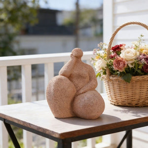 Figurine femme yoga résine style poterie vue 2