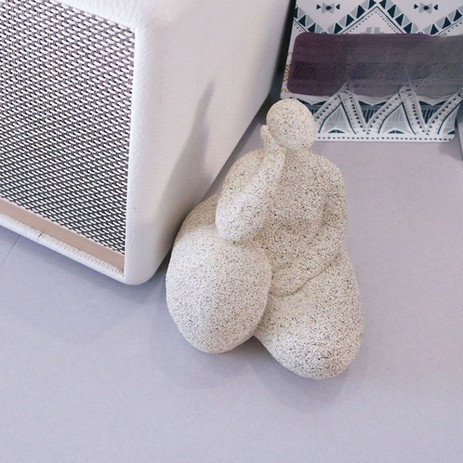 Figurine femme yoga résine style poterie vue 5