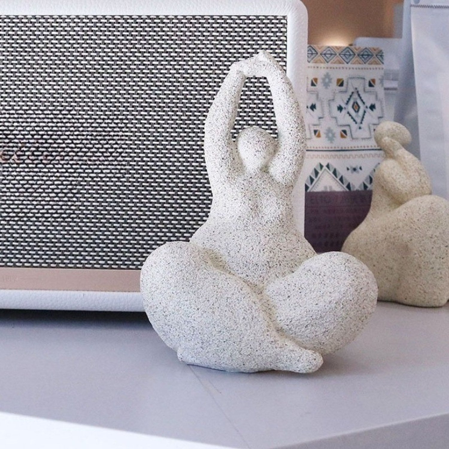 Figurine femme yoga résine style poterie vue 6